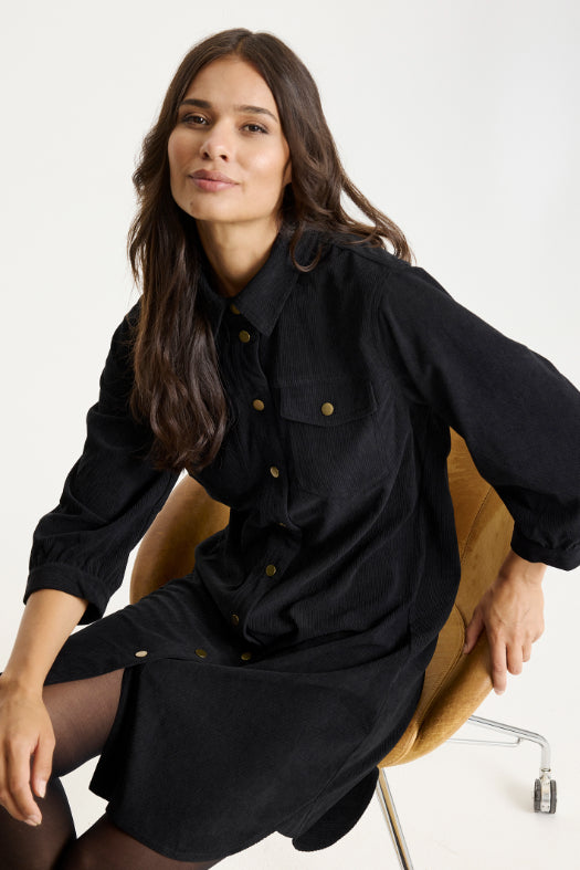 Mallery-mekko iN FRONT – naisellinen ja laskeutuva mekko arkeen ja juhlaan