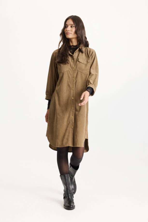 Mallery-mekko iN FRONT – naisellinen ja laskeutuva mekko arkeen ja juhlaan