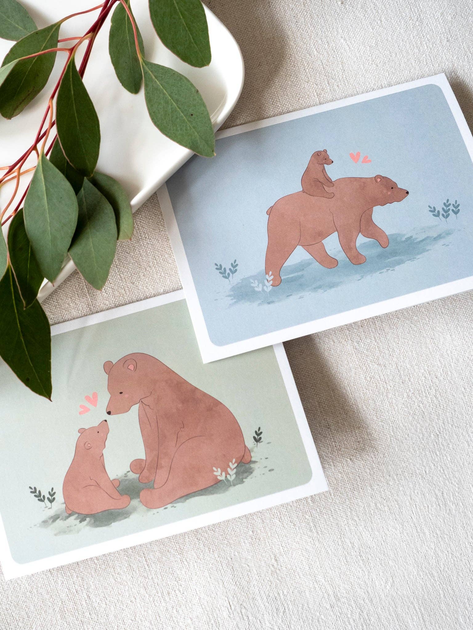 Postikortti "Karhun sylillinen rakkautta" – Saima Visuals, avattava A6-kokoinen kortti kierrätyskartongista, mukana valkoinen kirjekuori.