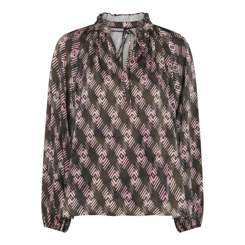 Mansard-paita, jossa on kauluksessa rypytys ja nauhakiinnitys sekä kuminauhalliset hihansuut. Kevyesti laskeutuva materiaali ja kaunis kuosi.