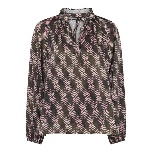 Mansard-paita, jossa on kauluksessa rypytys ja nauhakiinnitys sekä kuminauhalliset hihansuut. Kevyesti laskeutuva materiaali ja kaunis kuosi.