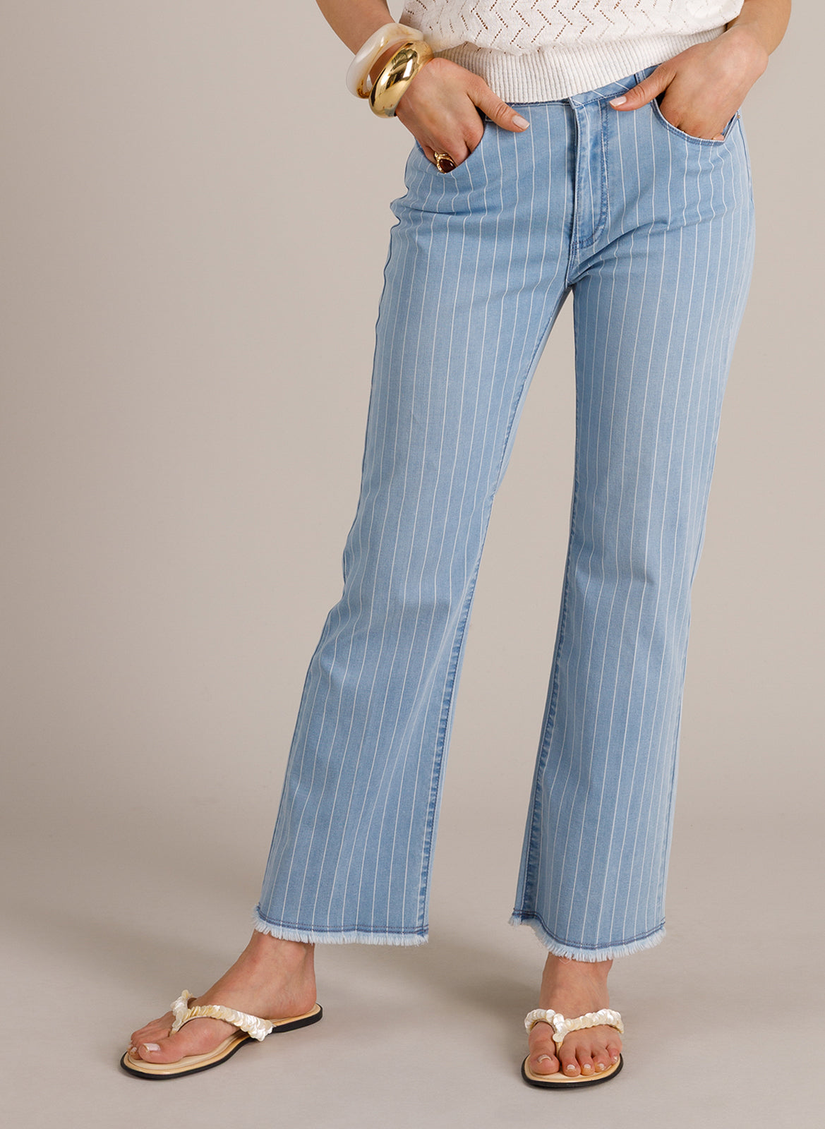 Mara bootcut farkut vaalealla denimillä, raitakuosi ja rispaantunut lahje