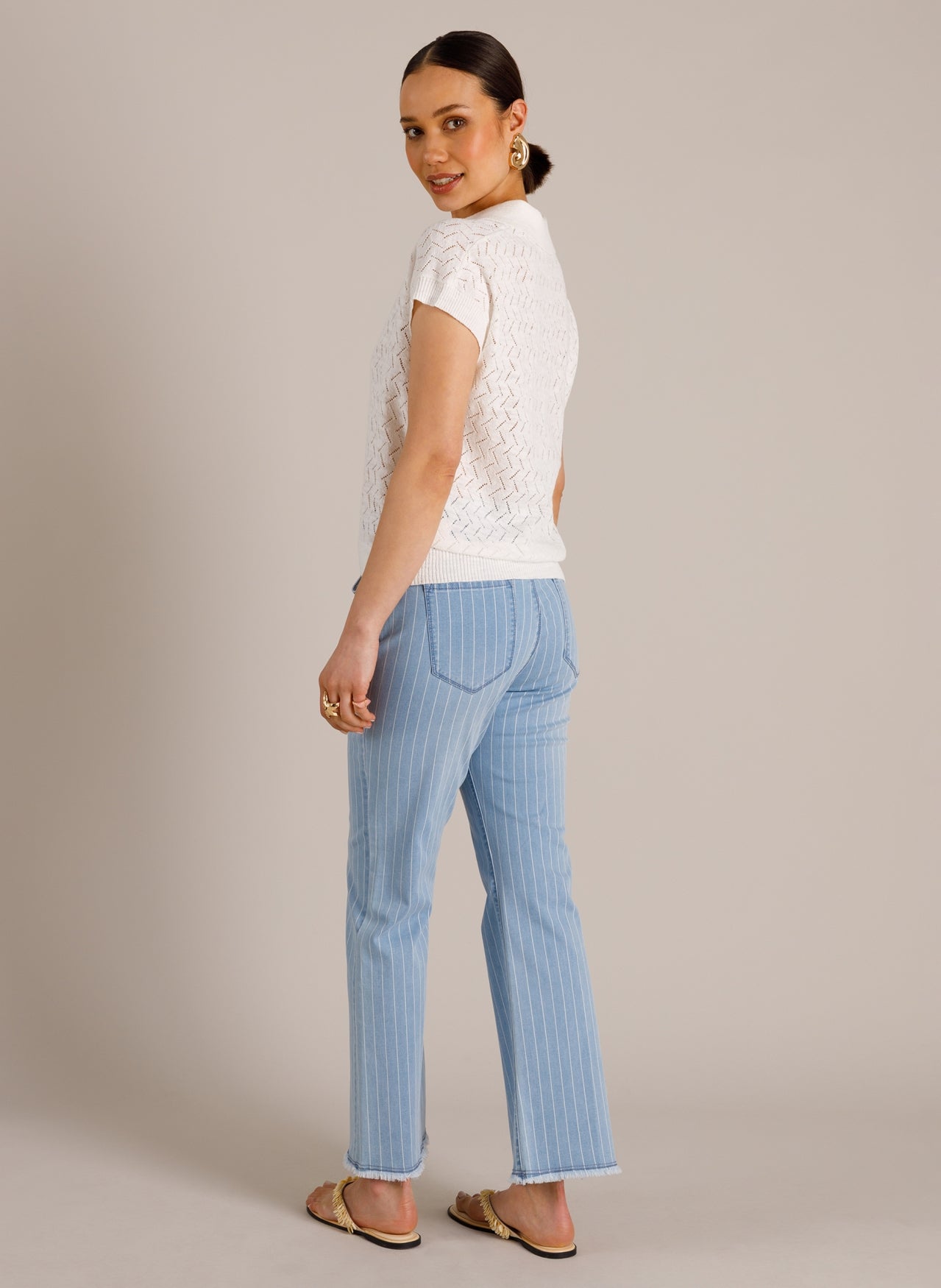 Mara bootcut farkut vaalealla denimillä, raitakuosi ja rispaantunut lahje