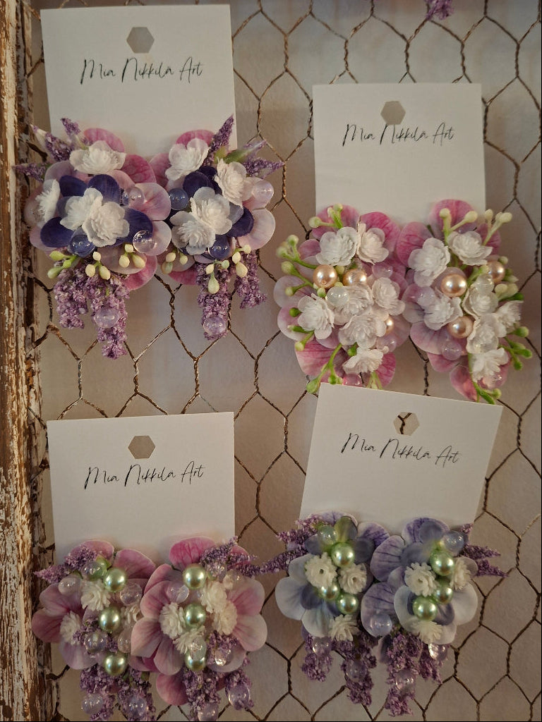 Kukkakorvakorut Mia Nikkilä Art – käsintehdyt taiteelliset korvakorut kukkadesignilla