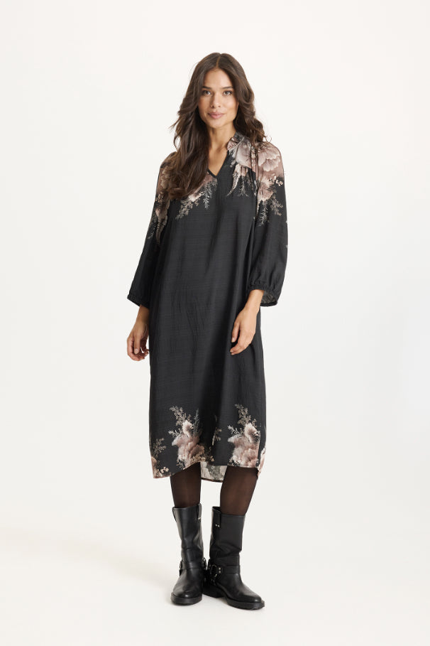 Miller-mekko iN FRONT, musta mekko beige-valkoisella kuosilla hartia-kaulusalueella ja helmassa, rento ja väljä malli, pehmeä viskoosi-nailon materiaali