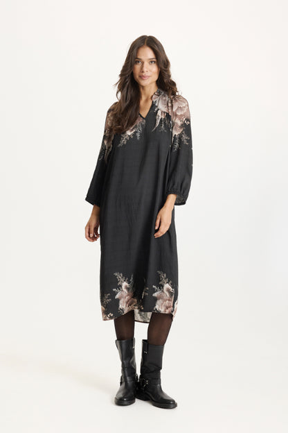 Miller-mekko iN FRONT, musta mekko beige-valkoisella kuosilla hartia-kaulusalueella ja helmassa, rento ja väljä malli, pehmeä viskoosi-nailon materiaali