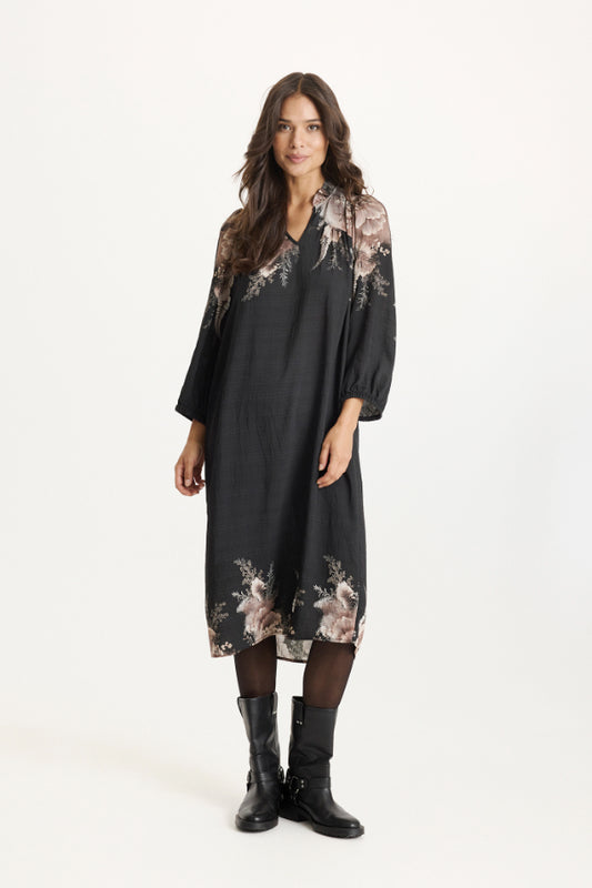 Miller-mekko iN FRONT, musta mekko beige-valkoisella kuosilla hartia-kaulusalueella ja helmassa, rento ja väljä malli, pehmeä viskoosi-nailon materiaali