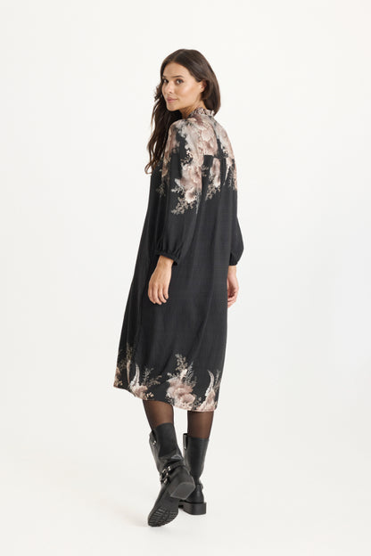 Miller-mekko iN FRONT, musta mekko beige-valkoisella kuosilla hartia-kaulusalueella ja helmassa, rento ja väljä malli, pehmeä viskoosi-nailon materiaali