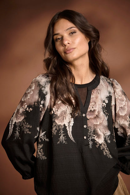 Miller-paita iN FRONT, musta paita beige-valkoisella kuosilla, lyhyt napitus, pehmeä ja hengittävä, tyylikäs naisten paita arkeen ja vapaa-ajalle