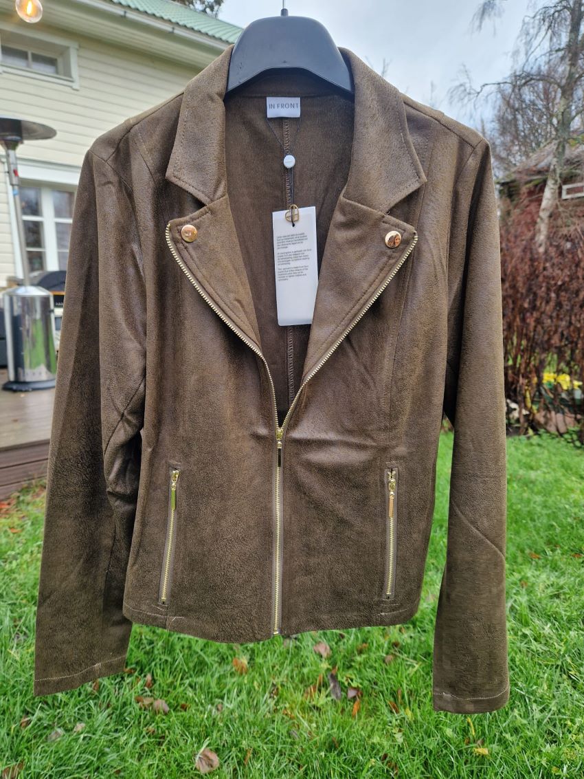 Molly-takki iN FRONT, tekstiilinahkainen takki imartelevaan A-linjaan, kaulus ja feikkitaskut, vetoketjulla.