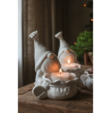 Keraaminen tonttutuikkukuppi, mattapintainen joulukoriste. Majas Cottage lahjoittaa 10% tuotteen myynnistä Barncancerfondenlle.