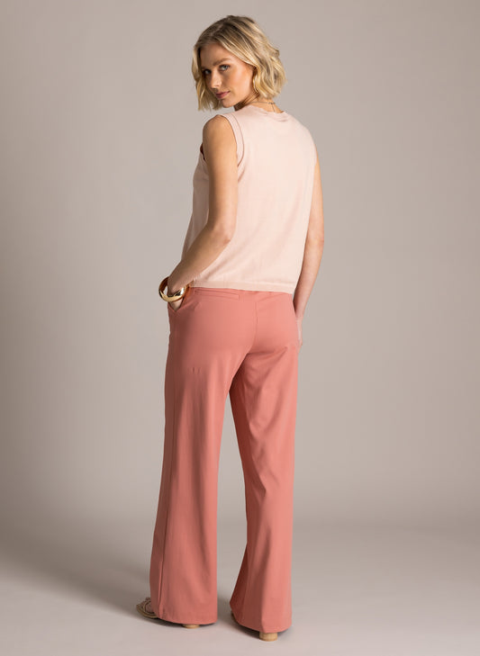 Kesähousut joustavasta ja kevyestä kankaasta, leveä malli, joustava vyötärö ja prässisaumat