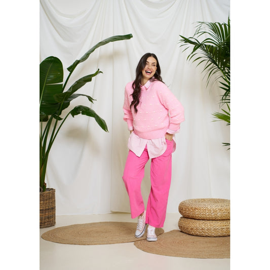 Alisee vaaleanpunainen neule MARTA, pehmeä neule valkoisilla palloilla. Suloinen ja mukava arjeneule.