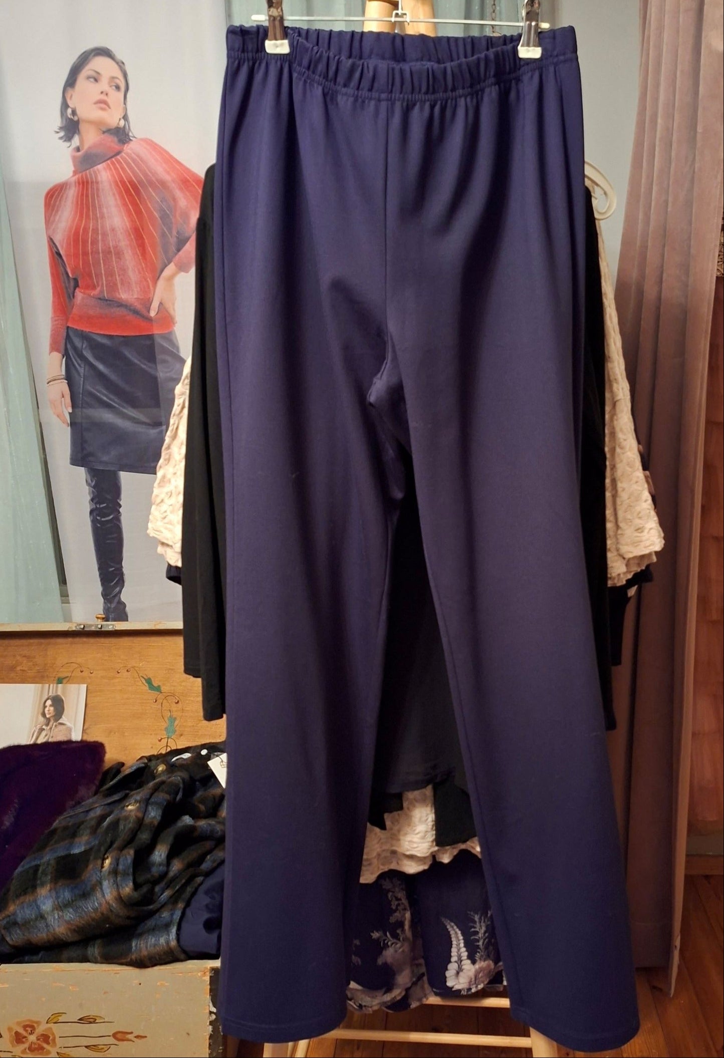 Leveälahkeiset jerseyhousut – klassinen ja ajaton valinta kotimaisen NICCOLEIn valikoimasta.