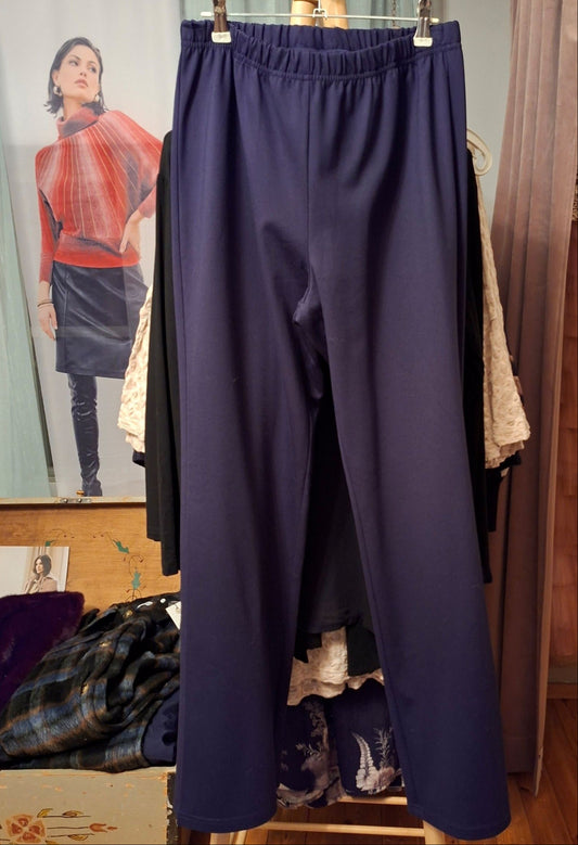 Leveälahkeiset jerseyhousut – klassinen ja ajaton valinta kotimaisen NICCOLEIn valikoimasta.