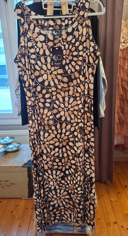 Hihaton musta-ruskea mekko etnisellä kuosilla, halkio ja nappiyksityiskohta olkaimissa