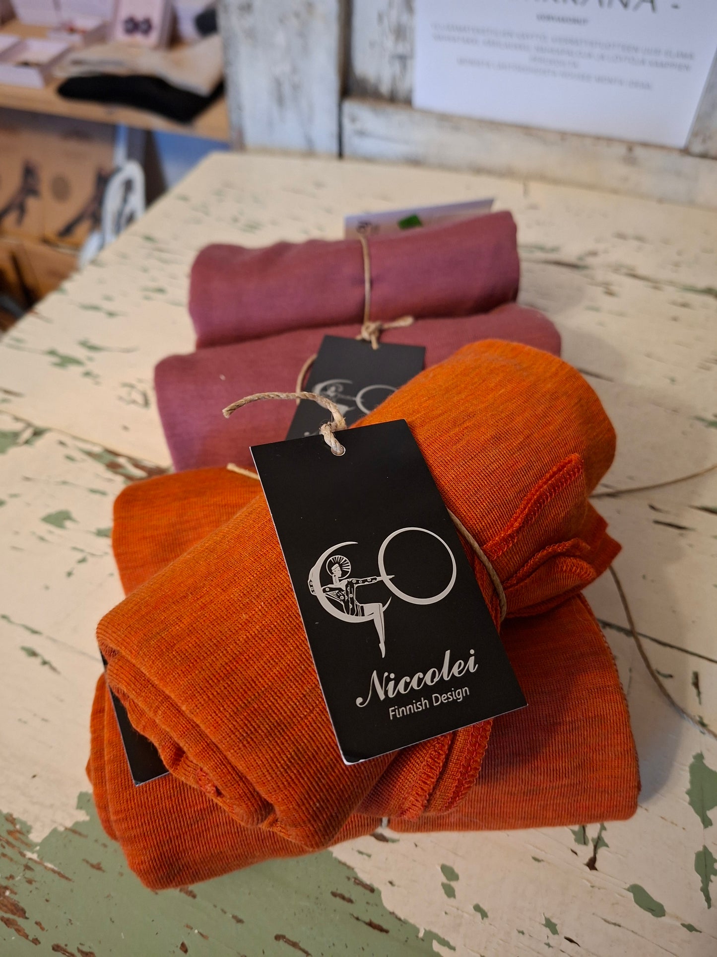 100% merinovillahuivi. Mulesing vapaa, neulottu Suomessa. Lämmin ja pehmeä huivi.