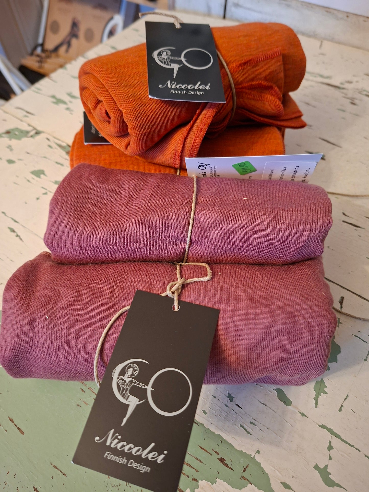 100% merinovillahuivi. Mulesing vapaa, neulottu Suomessa. Lämmin ja pehmeä huivi.