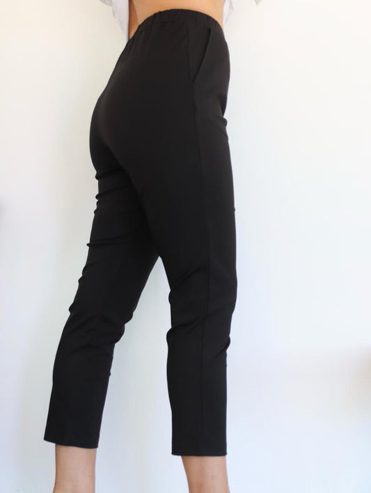 Mustat vajaamittaiset Niccolein jerseyhousut suoralla lahkeella.