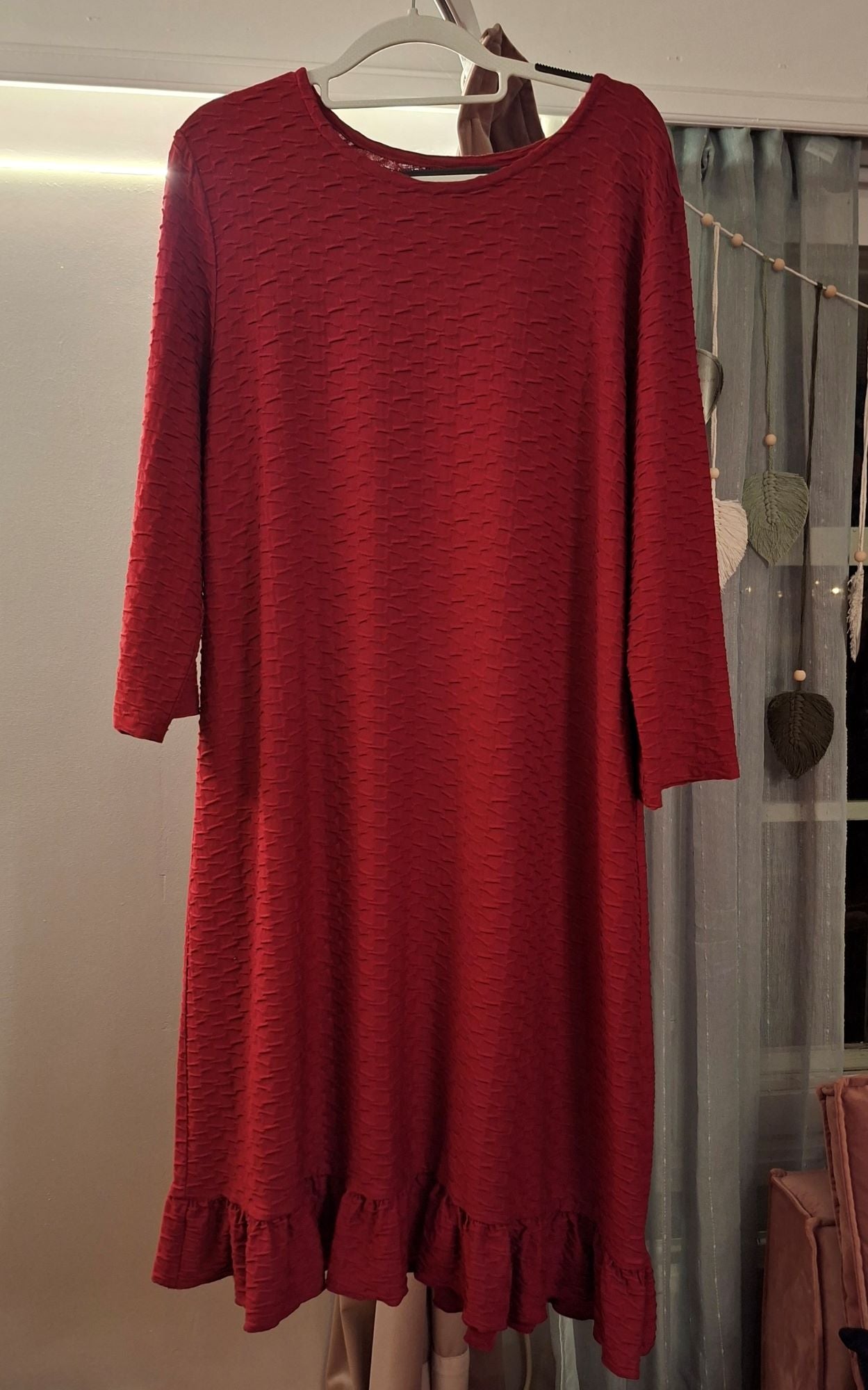 Niccolein punainen kohokuvioitu juhlamekko, täyspitkät hihat ja röyhelö miehustassa.