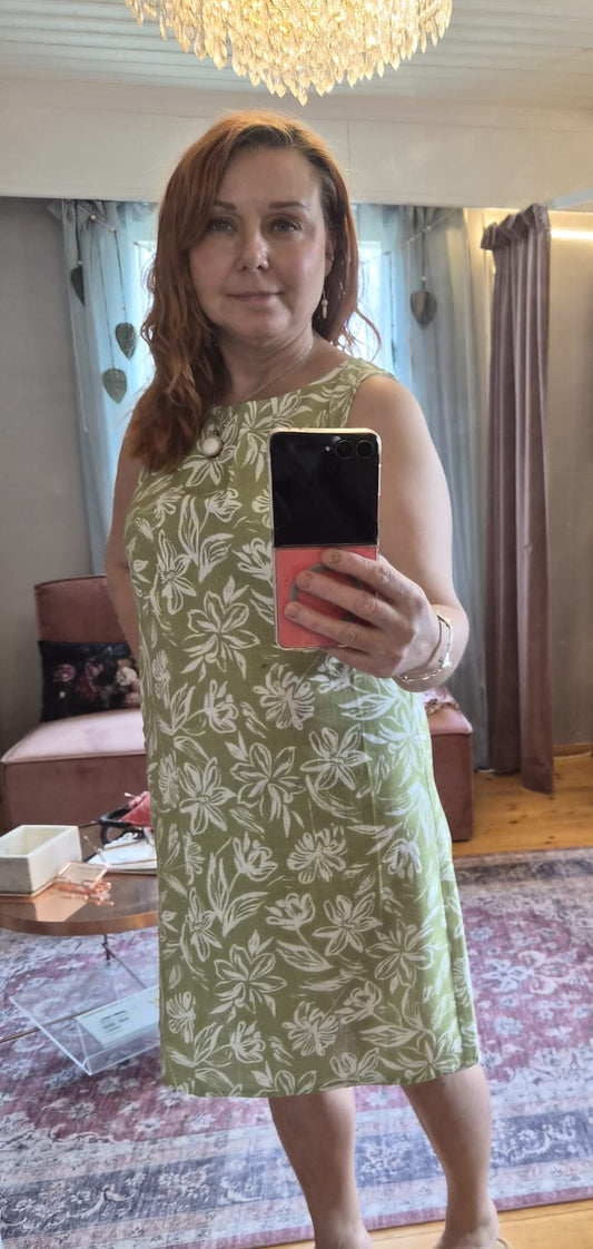 Vihreä kukkakuosinen hihaton tunika tai mekko, kevyt kesävaate