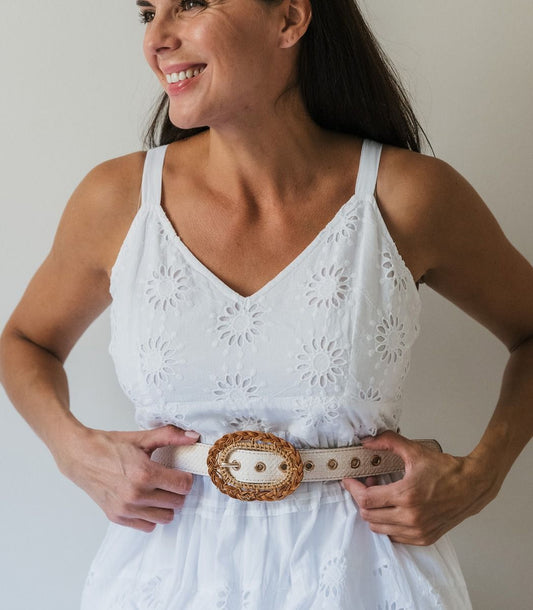 Vaalea vyö rottinkisoljella, säädettävä ja näyttävä vyö mekkojen ja tunikoiden kanssa