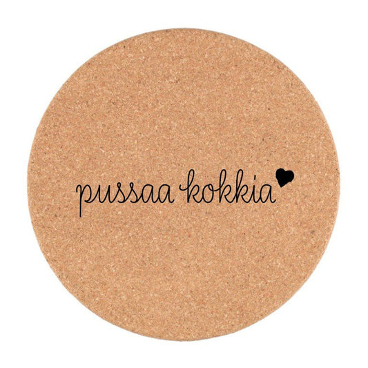 Korkkinen pannunalunen tekstillä Pussaa kokkia ja sydänkuvio, pyöreä keittiöalunen