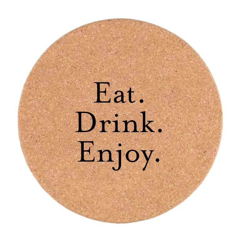 Korkkialusta Eat Drink Enjoy tekstillä, pyöreä lasinalunen, luonnollinen korkki, pöydän suoja, tyylikäs kattaus