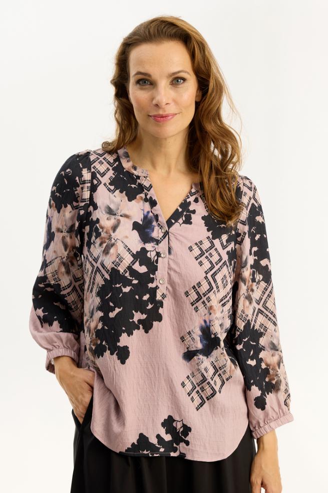 Pico-paita iN FRONT, laskeutuva viskoosipaita naisille. Pehmeä ja hengittävä materiaali, ajaton ja monikäyttöinen design arkeen ja juhlaan.