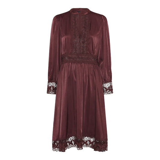 Viininpunainen Soulmate Pretty -mekko, pitsisomisteet edessä ja helmassa, laskeutuva juhlamateriaali.