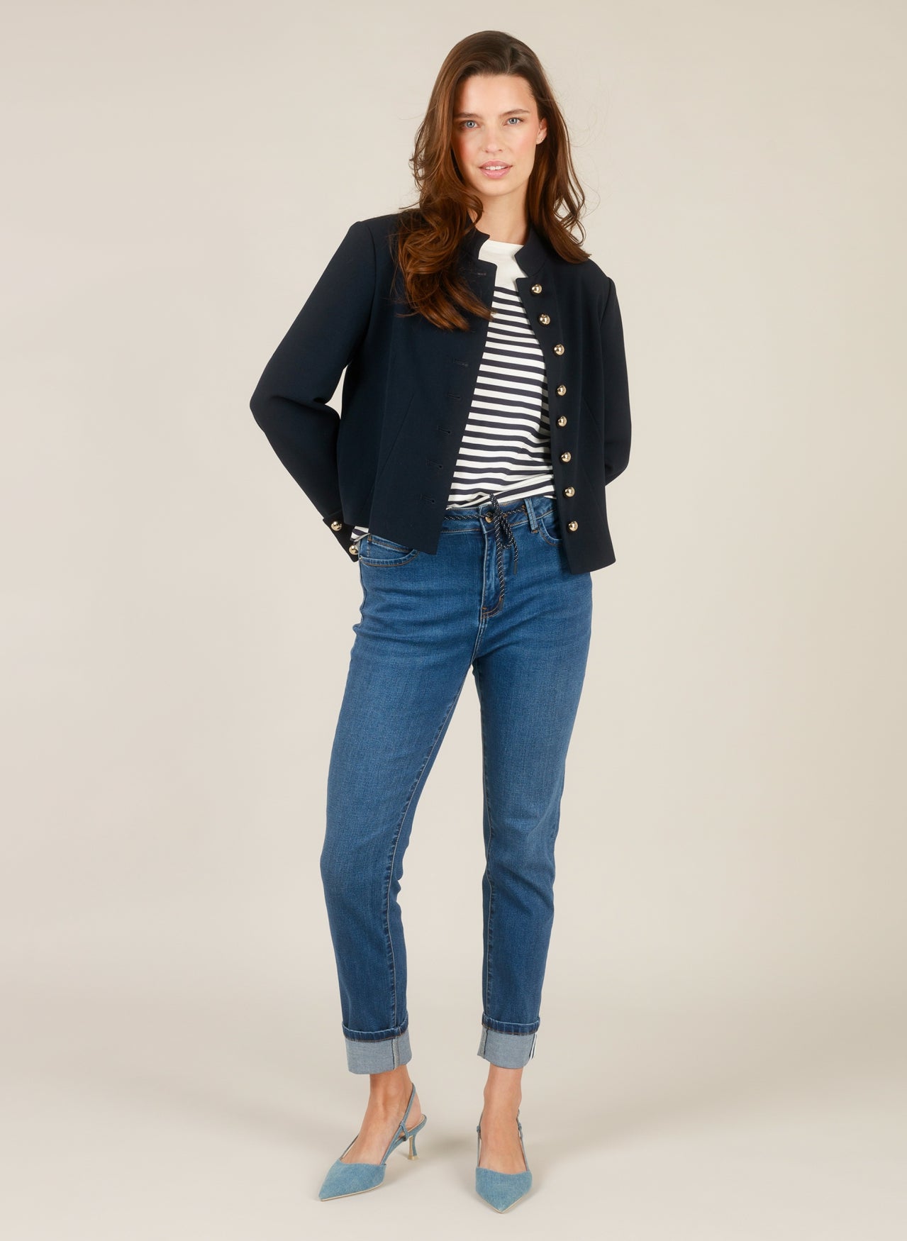 Rima Essential slim fit farkut stone washed -sävyssä, kiristysnyörivyötärö ja käännetyt lahkeensuut