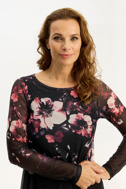 Rose-mekko, kevyt kukkakuosinen mekko läpikuultavilla hihoilla ja helmalla. Polvipituinen alusmekko, suora ja elegantti malli.