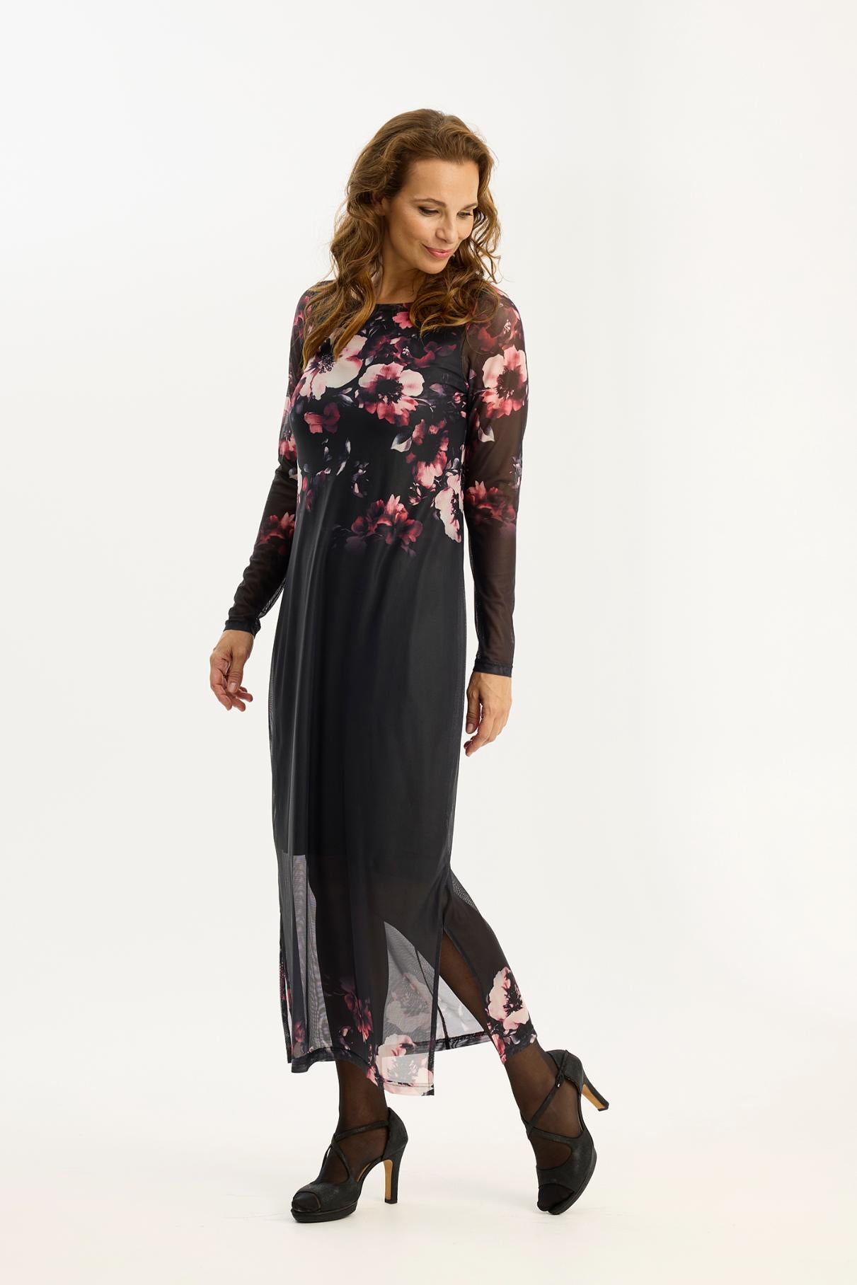 Rose-mekko, kevyt kukkakuosinen mekko läpikuultavilla hihoilla ja helmalla. Polvipituinen alusmekko, suora ja elegantti malli.