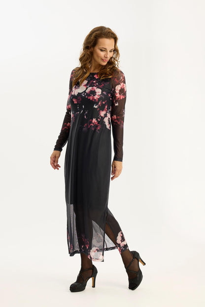 Rose-mekko, kevyt kukkakuosinen mekko läpikuultavilla hihoilla ja helmalla. Polvipituinen alusmekko, suora ja elegantti malli.