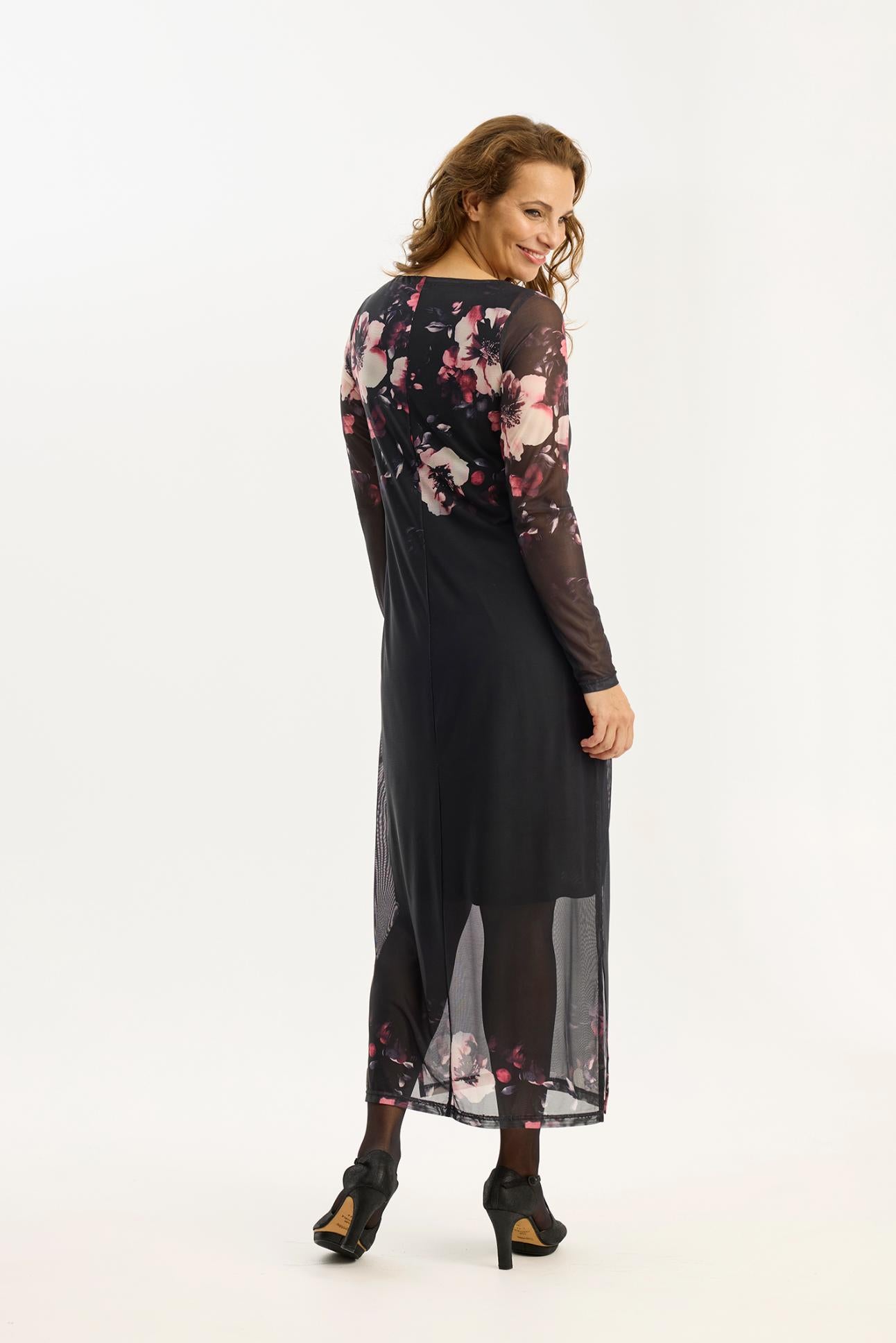 Rose-mekko, kevyt kukkakuosinen mekko läpikuultavilla hihoilla ja helmalla. Polvipituinen alusmekko, suora ja elegantti malli.