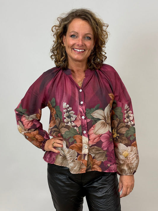 Viininpunainen Mix by Heart -paita, jossa helminapit ja kukkaprintti helman ympärillä.