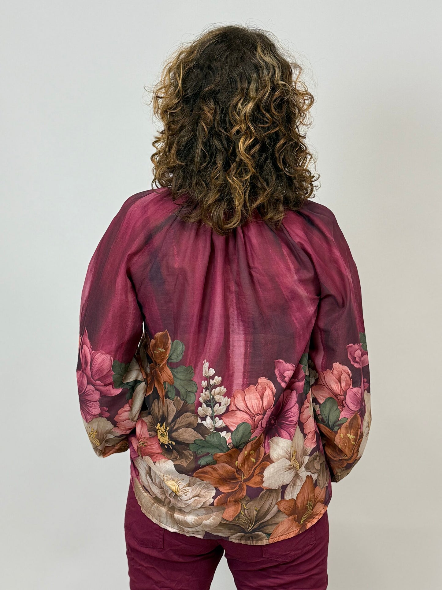 Viininpunainen Mix by Heart -paita, jossa helminapit ja kukkaprintti helman ympärillä.