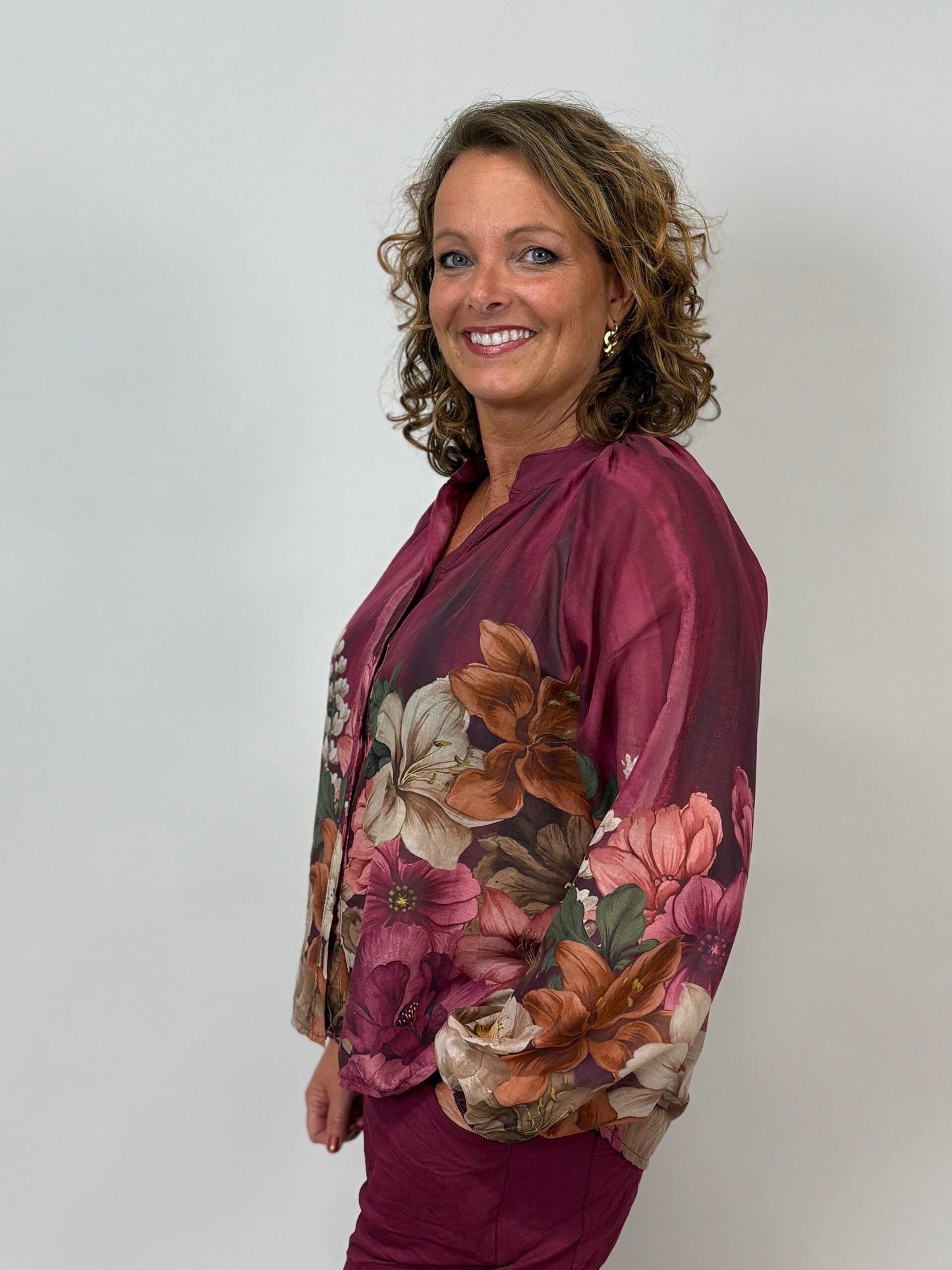 Viininpunainen Mix by Heart -paita, jossa helminapit ja kukkaprintti helman ympärillä.