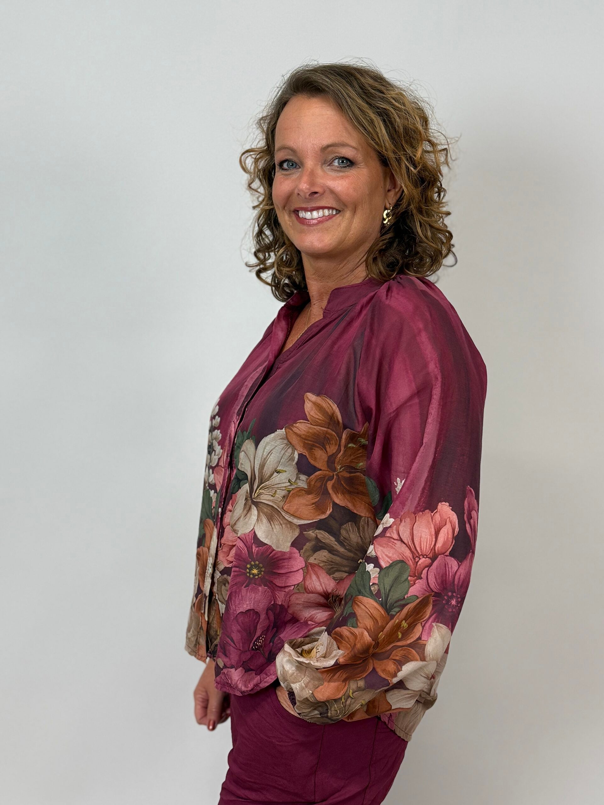 Viininpunainen Mix by Heart -paita, jossa helminapit ja kukkaprintti helman ympärillä.