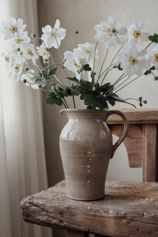 Käsintehty keraaminen Rustic-kannu Majas Cottagelta, rouhean kaunis ja luonnollinen kannu sisustukseen, kukkamaljakoksi tai kattaukseen.