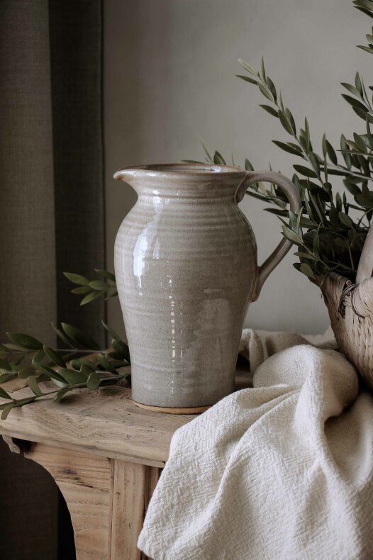 Käsintehty keraaminen Rustic-kannu Majas Cottagelta, rouhean kaunis ja luonnollinen kannu sisustukseen, kukkamaljakoksi tai kattaukseen.