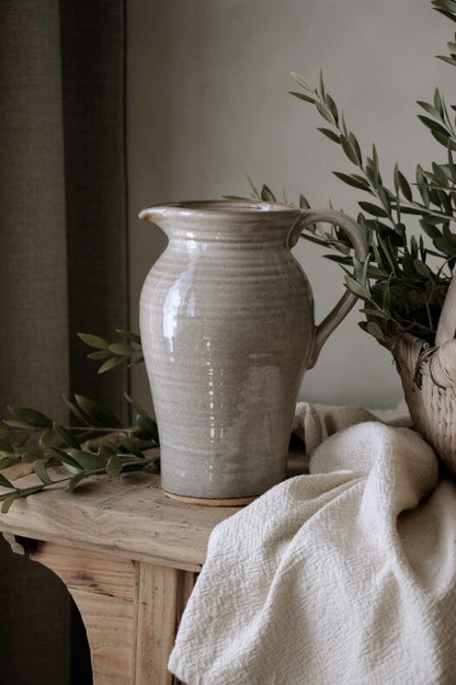 Käsintehty keraaminen Rustic-kannu Majas Cottagelta, rouhean kaunis ja luonnollinen kannu sisustukseen, kukkamaljakoksi tai kattaukseen.