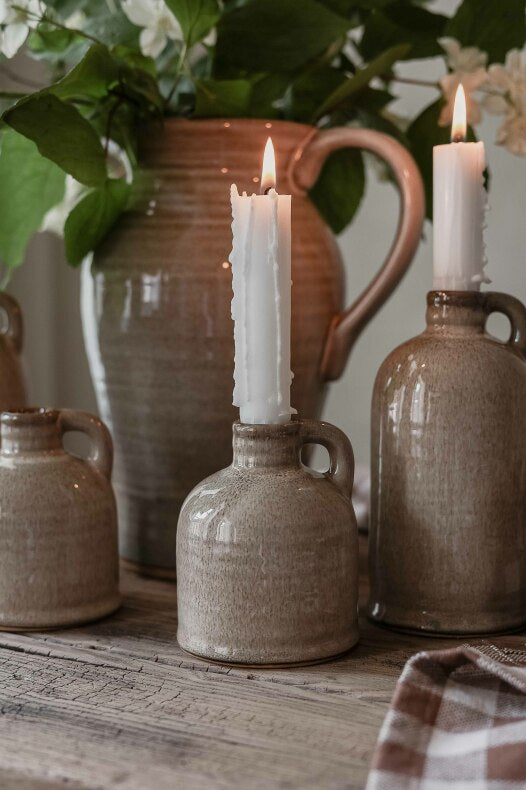 Käsintehty keraaminen Rustic-kynttilänjalka Majas Cottagelta, rouhean kaunis ja luonnollinen kynttilänpidike skandinaaviseen sisustukseen.