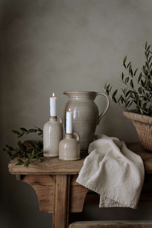 Käsintehty keraaminen Rustic-kynttilänjalka Majas Cottagelta, rouhean kaunis ja luonnollinen kynttilänpidike skandinaaviseen sisustukseen.