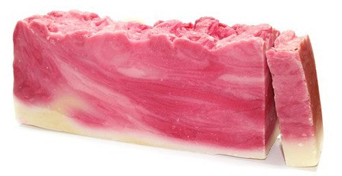 Ylellinen ruusunhippusaippua oliivisaippuapohjalla, luonnollisia ruusunhippuja, hemmotteluhetkiin.