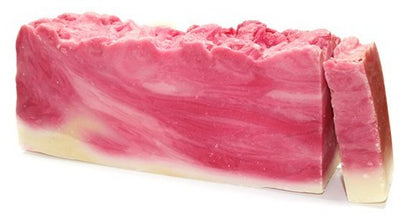 Ylellinen ruusunhippusaippua oliivisaippuapohjalla, luonnollisia ruusunhippuja, hemmotteluhetkiin.