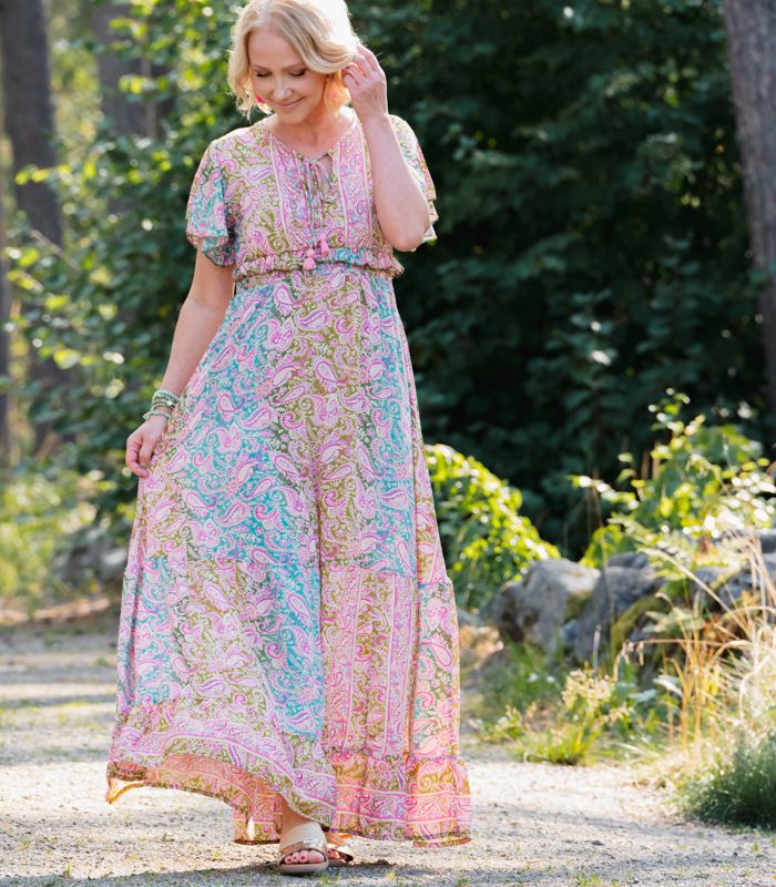 Boheemi paisley-mekko pinkin ja vihreän sävyissä, pitkä ja ilmava kesämekko röyhelöhihoilla