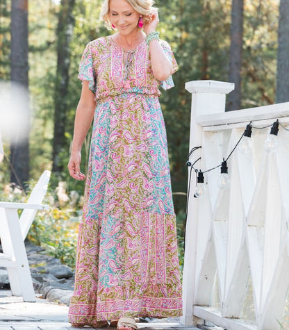 Boheemi paisley-mekko pinkin ja vihreän sävyissä, pitkä ja ilmava kesämekko röyhelöhihoilla