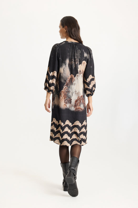 Musta Simone-mekko iN FRONT -mallistolta, kevyt ja kuosillinen, tyylikäs valinta arkeen ja toimistoon.