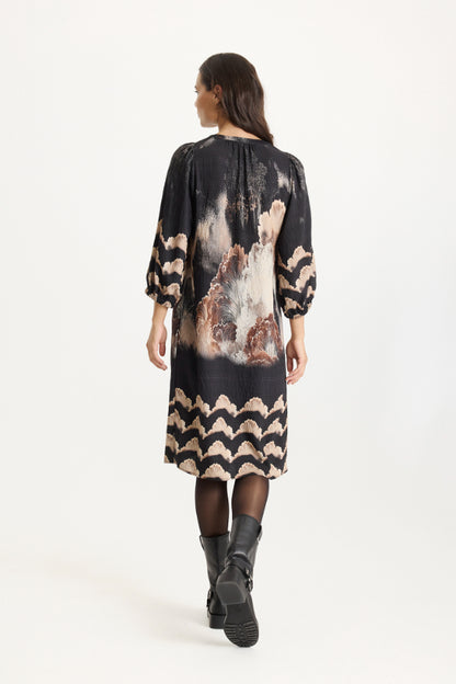 Musta Simone-mekko iN FRONT -mallistolta, kevyt ja kuosillinen, tyylikäs valinta arkeen ja toimistoon.